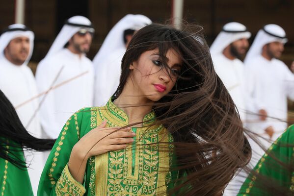 Находят себя в танцах, как эта жительница Эмиратов, которая исполняет традиционный танец во время фестиваля верблюдов в ОАЭ. - Sputnik Абхазия