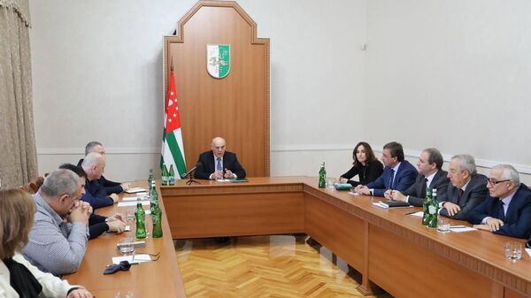Президент Абхазии Аслан Бжания провел первое заседание Рабочей группы при президенте по подготовке предложений по определению приоритетных направлений экономической реформы - Sputnik Абхазия