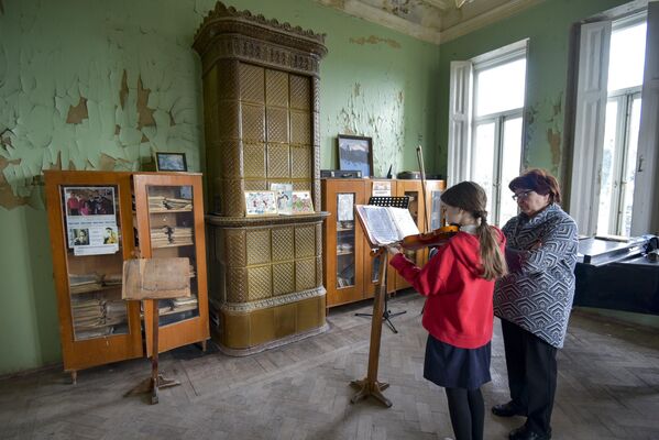 Занятия в музыкальном училище проходят на фоне старинного интерьера. - Sputnik Абхазия