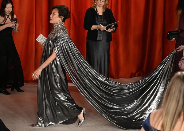 А это действующий президент Академии кинематографических искусств и наук Джанет Янг в струящемся &quot;металлическом&quot; платье со шлейфом. - Sputnik Абхазия