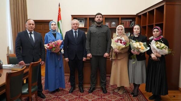 Вице-президент Бадра Гунба принял делегацию Министерства культуры Чеченской Республики - Sputnik Абхазия