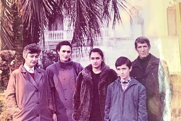 Элеонора Когония с семьеи Таифа Аджба - Sputnik Абхазия