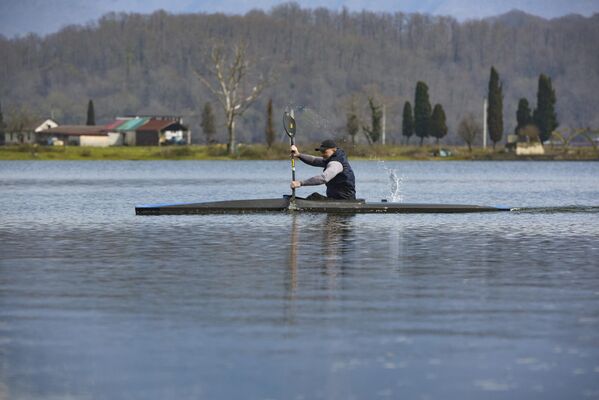 Спортсмены уверены, что климат Абхазии и озеро Инкит идеально подходят для тренировок. - Sputnik Абхазия