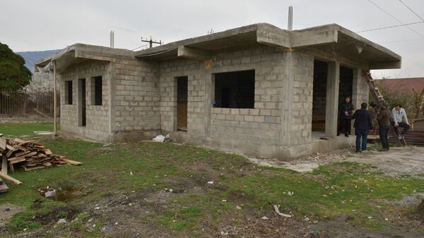 Строительство дома погорельцев из Гагры семьи Калайджан - Sputnik Абхазия