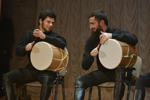 В последний вечер в Абхазии гости не только пели и танцевали, но и виртуозно играли на барабанах. - Sputnik Абхазия