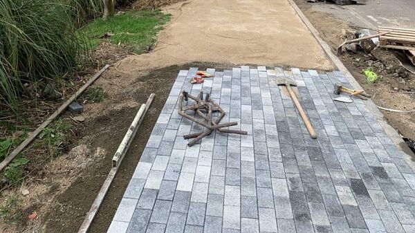 Новую тротуарную плитку выкладывают в Гаграх - Sputnik Абхазия