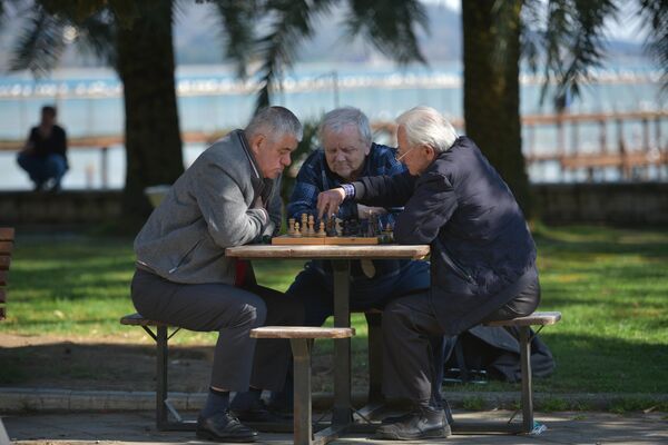А проводить время со старыми товарищами в хорошую погоду всегда приятнее. - Sputnik Абхазия