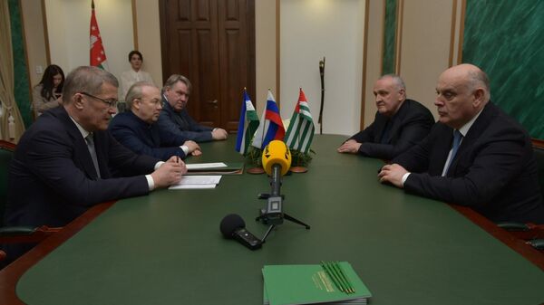 Аслан Бжания принял делегацию из Башкортостана во главе с Радие м Хабировым. - Sputnik Абхазия