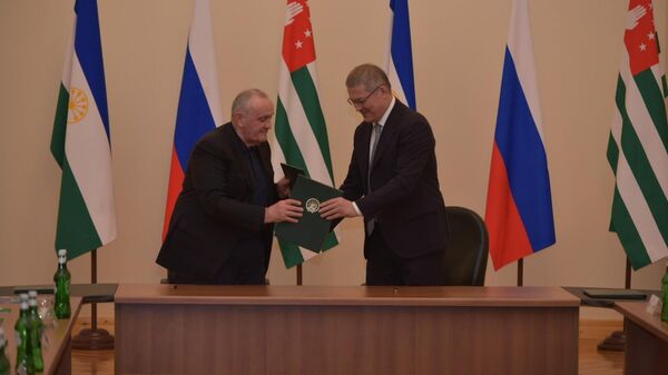 Абхазия и Башкортостан подписали межправительственное соглашение об осуществлении международных и внешнеэкономических связей в торгово-экономической, научно-технической, социальной, туристической и культурной сферах. - Sputnik Аҧсны