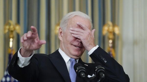 Президент Джо Байден шутит о том, к какому репортеру обратиться с вопросом, Белый дом, Вашингтон, США - Sputnik Абхазия