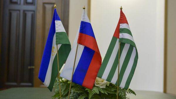 Флаги Абхазии, России и Башкортостана  - Sputnik Абхазия