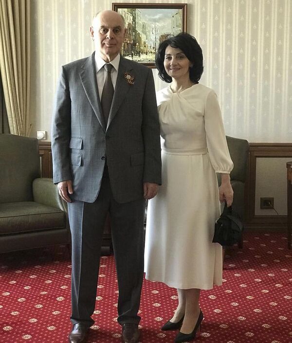 Аслан Бжания и первая леди Абхазии Аэлита Ахиба. - Sputnik Абхазия