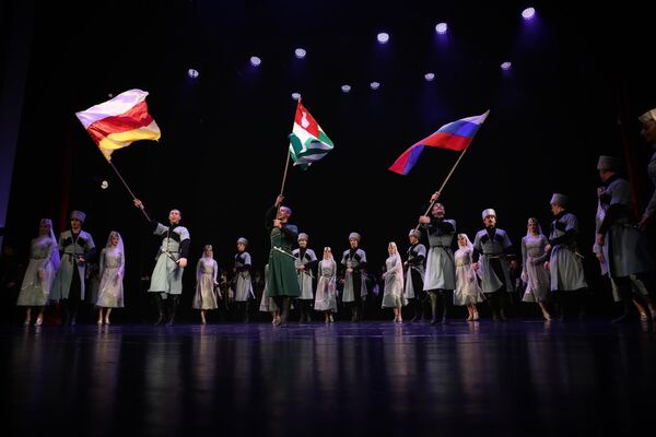 Артисты вынесли на сцену флаги Абхазии, России и Южной Осетии в знак дружбы между народами. - Sputnik Абхазия