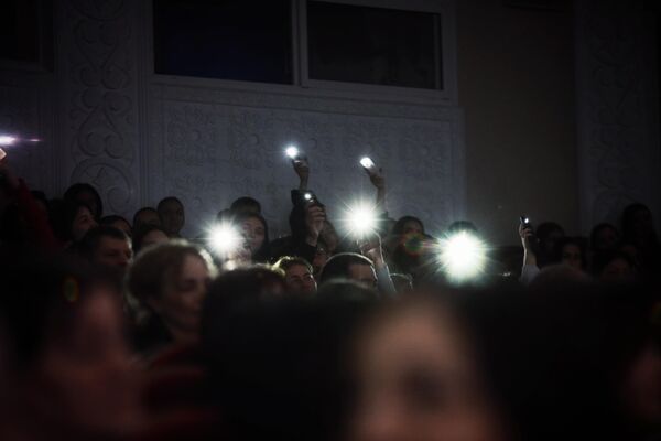 Зрители с удовольствием поддерживали выступления абхазских певцов и танцоров. - Sputnik Абхазия