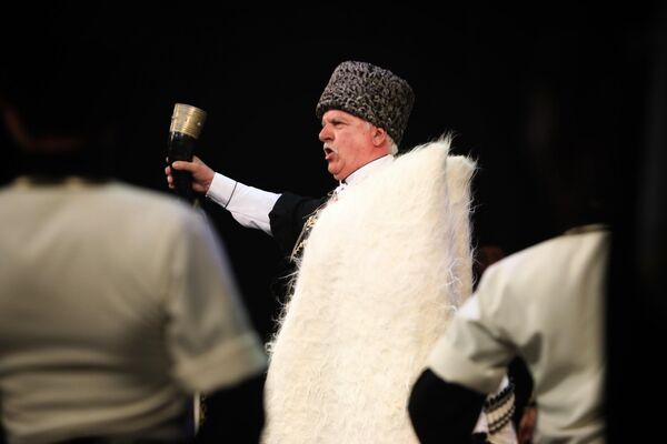 Выступления артистов дополняла красивая национальная одежда. - Sputnik Абхазия