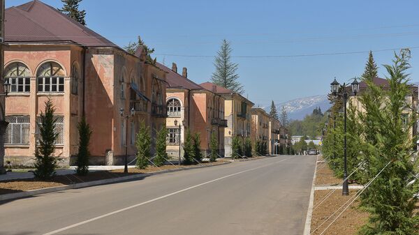 Вид на проспект Ардзинба в городе Ткуарчал - Sputnik Абхазия