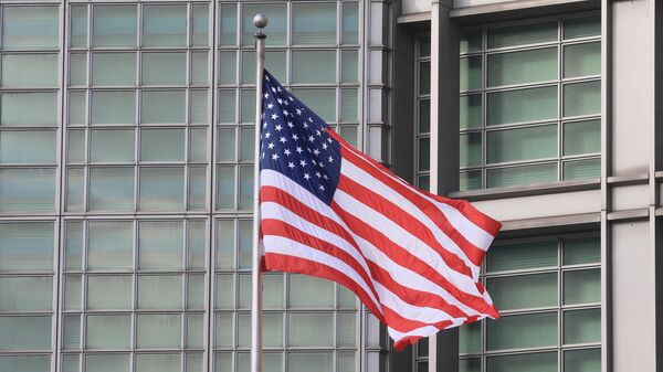 Флаг у здания посольства США в Российской Федерации на площади Донецкой Народной Республики в Москве - Sputnik Абхазия