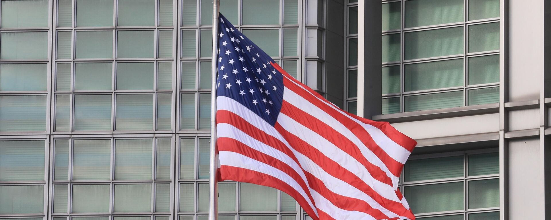 Флаг у здания посольства США в Российской Федерации на площади Донецкой Народной Республики в Москве - Sputnik Абхазия, 1920, 13.03.2024