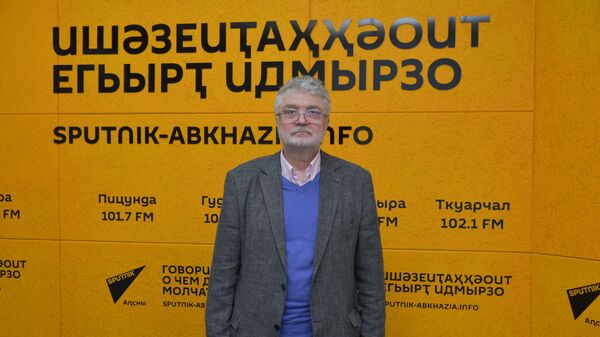 Писатель Юрий Поляков рассказал о творческом интересе к Абхазии - Sputnik Абхазия