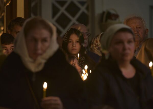 Традиционно жители столицы приходят в храм в ночь перед Пасхой, чтобы отстоять службу. - Sputnik Абхазия