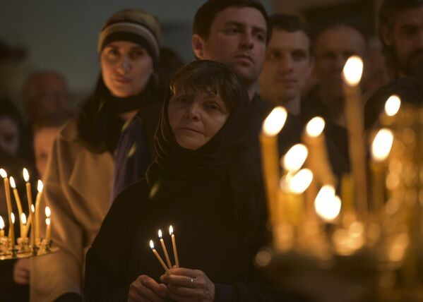 В эту ночь верующие слушают полунощницу и проходят крестный ход. - Sputnik Абхазия