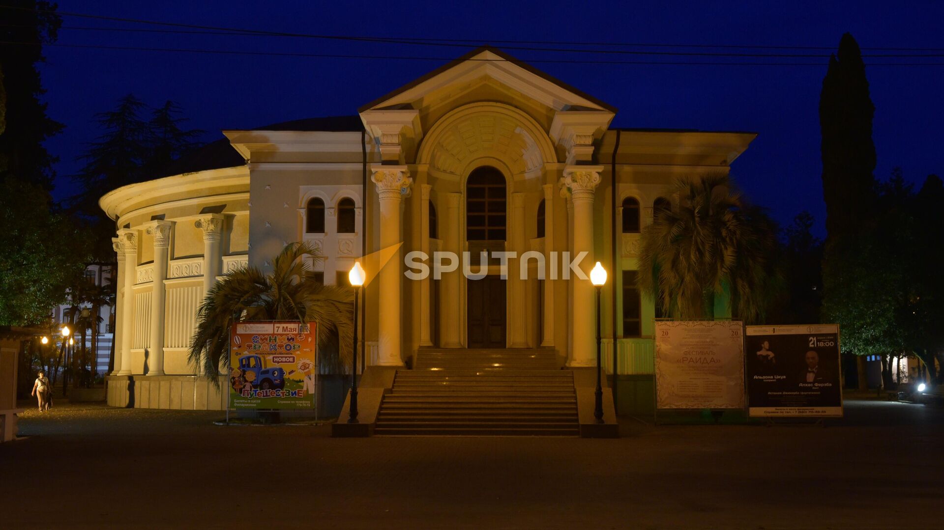 Государственная филармония ночью  - Sputnik Абхазия, 1920, 04.02.2024