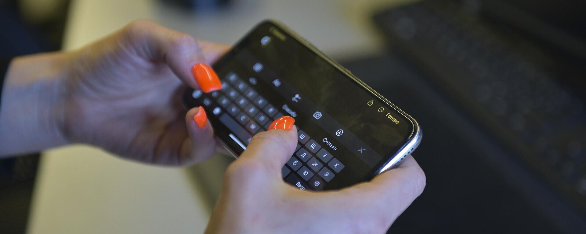 Человек с телефоном в руках  - Sputnik Абхазия, 1920, 24.02.2026