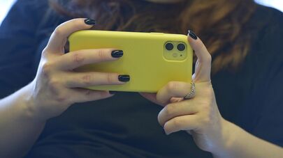 Человек с телефоном в руках 