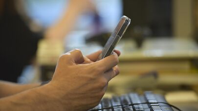 Человек с телефоном в руках 