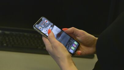 Человек с телефоном в руках 