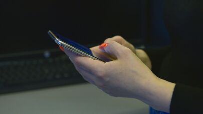 Человек с телефоном в руках 