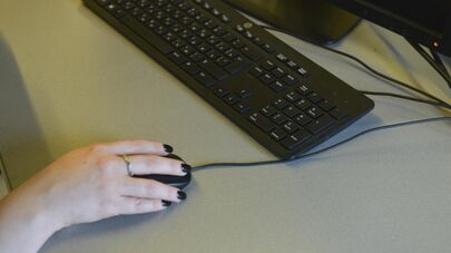 Человек у компьютера 