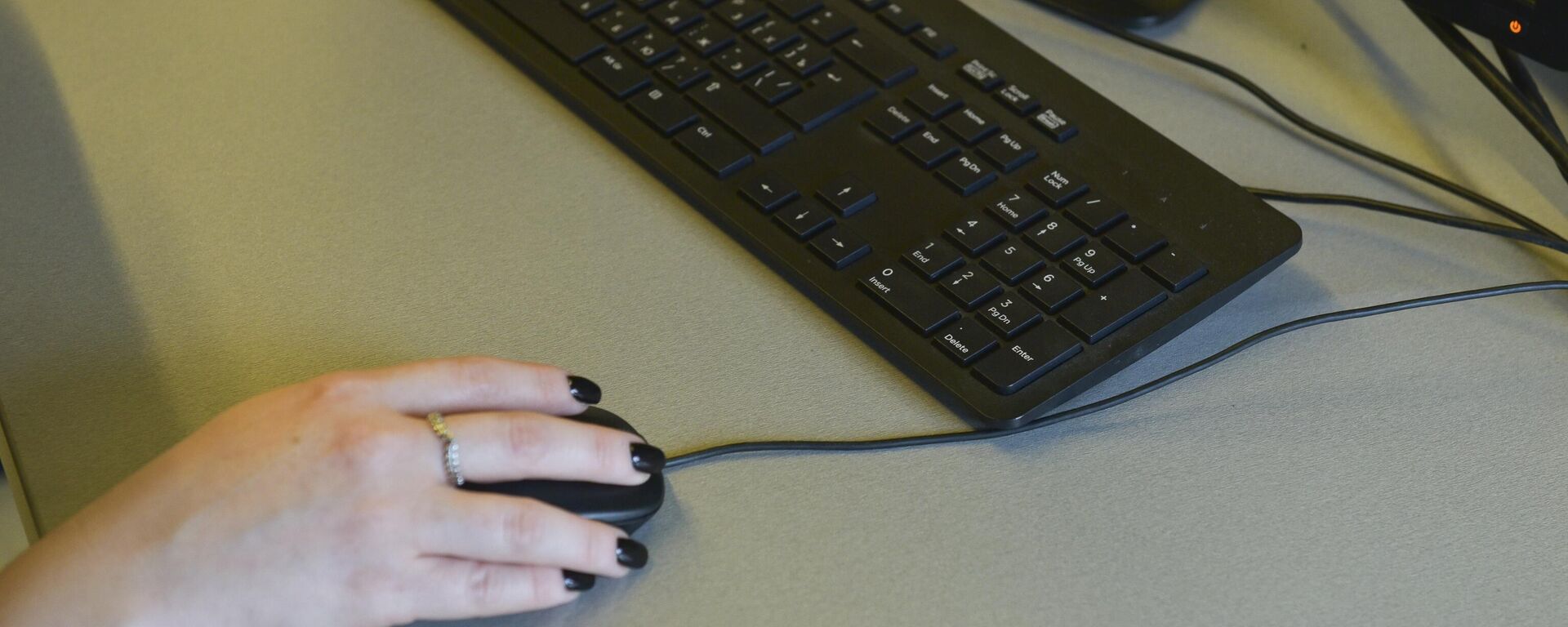 Человек у компьютера  - Sputnik Абхазия, 1920, 28.01.2026