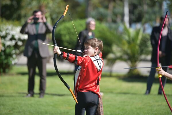 Также на набережной в честь праздника организовали турнир по стрельбе из лука. - Sputnik Абхазия