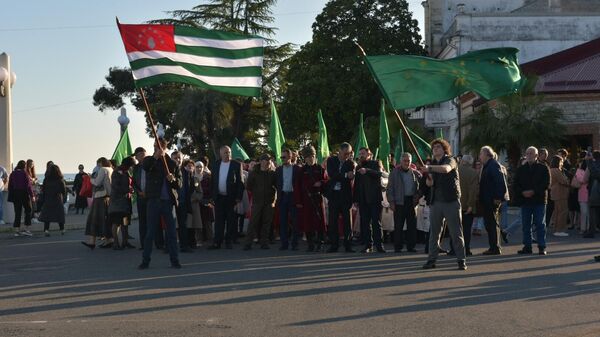 Шествие на набережной Махаджиров ко дню адыгского флага  - Sputnik Абхазия