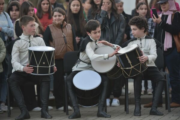 Праздничное шествие сопровождала веселая музыка... - Sputnik Абхазия