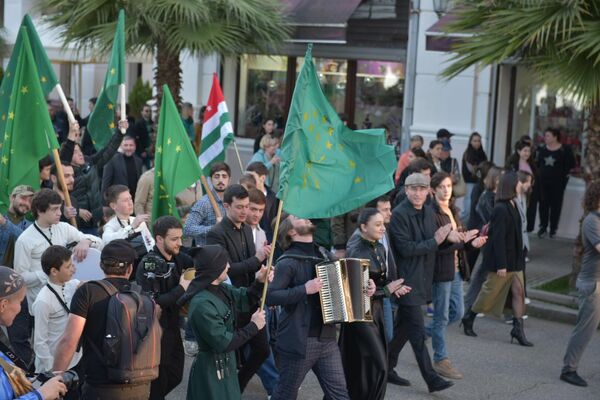 Участники шествия на набережной Сухуме под музыку направились от площади Багапш к площади у Абхазского драмтеатра. - Sputnik Абхазия