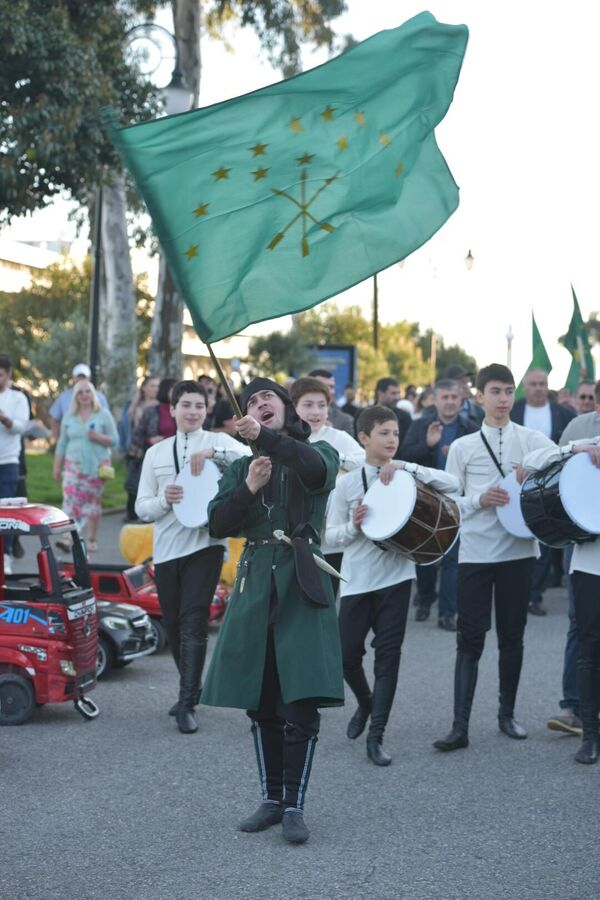 В апреле в Абхазии отметили День адыгского флага. На набережной Сухума состоялись шествие с флагами и концерт. - Sputnik Абхазия