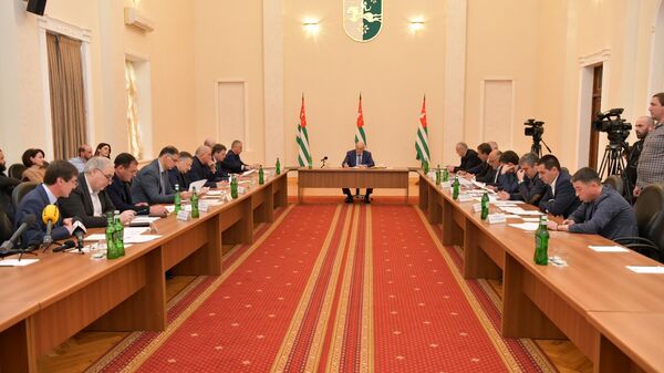 В Администрации Президента проходит совещание с главами городов и районов - Sputnik Абхазия