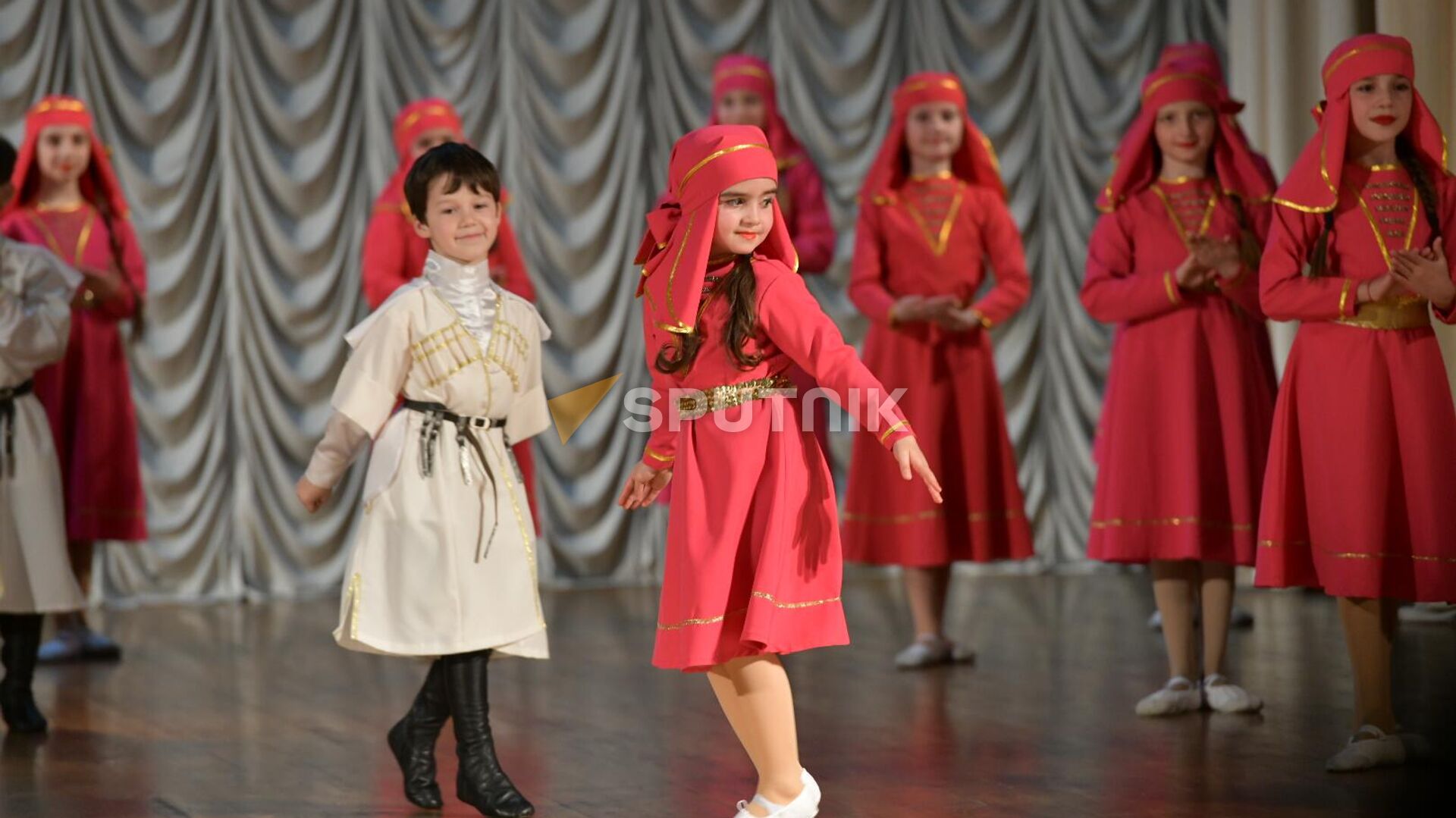 Конкурс детско-юношеских танцевальных ансамблей Адзыхь–2023 открылся в Сухуме  - Sputnik Абхазия, 1920, 04.05.2023