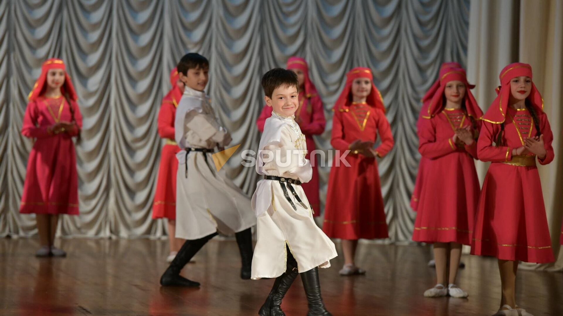 Конкурс детско-юношеских танцевальных ансамблей Адзыхь–2023 открылся в Сухуме  - Sputnik Аҧсны, 1920, 04.05.2023