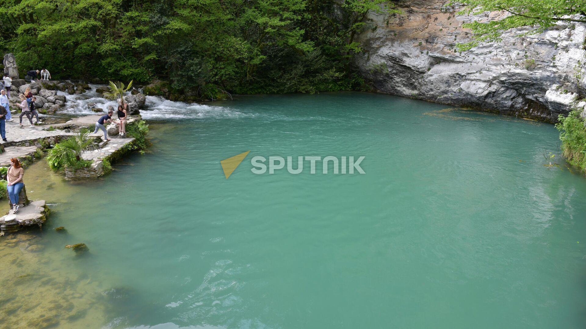 Голубое озеро в Рицинском национальном парке  - Sputnik Абхазия, 1920, 09.06.2023