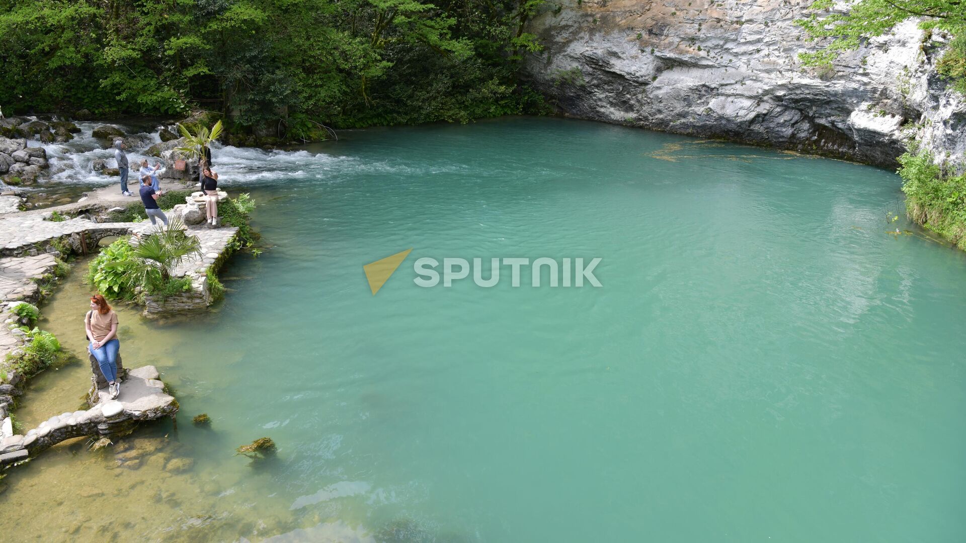 Голубое озеро в Рицинском национальном парке  - Sputnik Абхазия, 1920, 18.09.2023