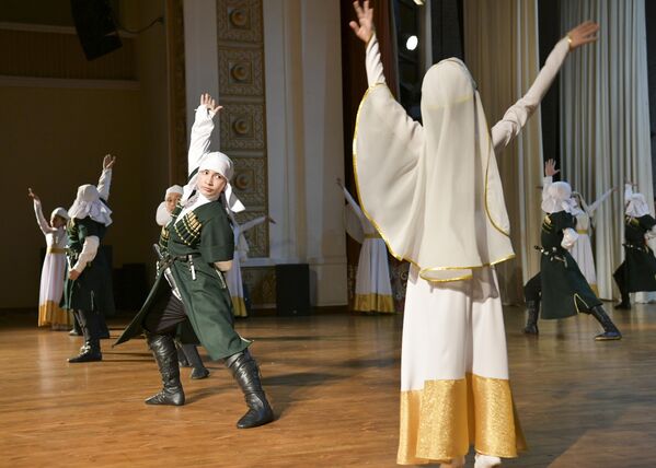 По традиции больше всего коллективов ориентированы на национальные абхазские и кавказские танцы. - Sputnik Абхазия
