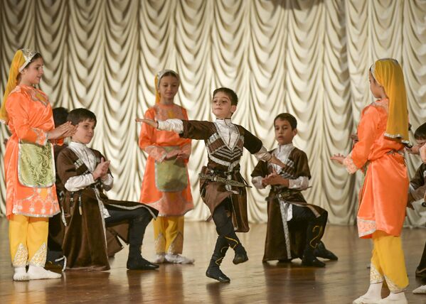 Жюри оценивает исполнение, тему танца, костюмы и обращает внимание на живое музыкальное сопровождение. - Sputnik Абхазия