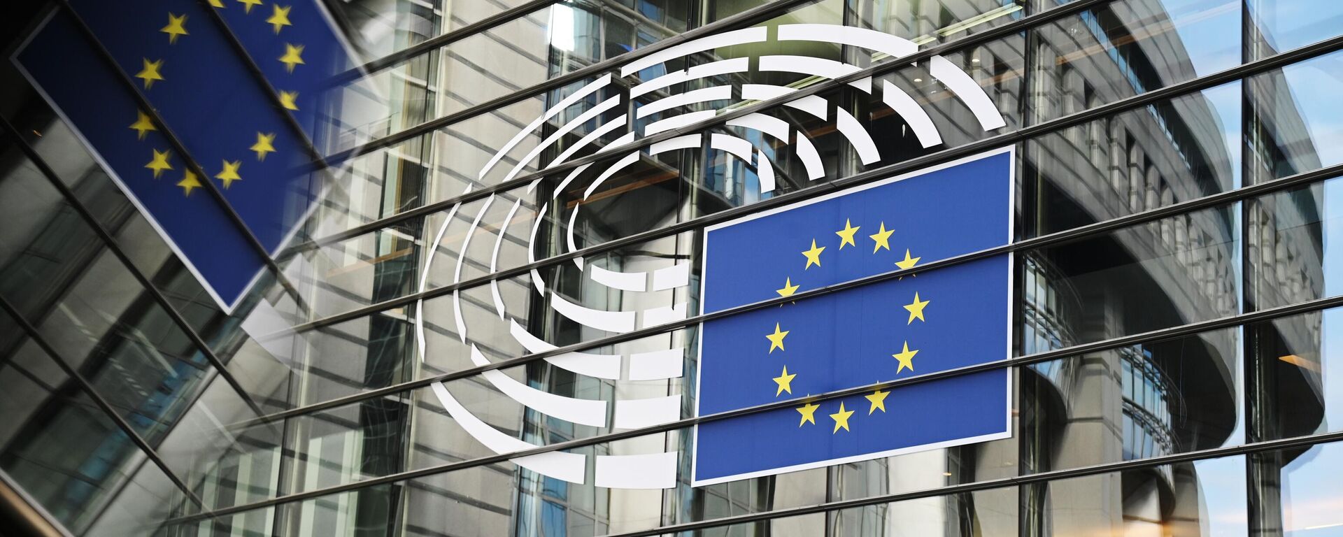 Логотип Евросоюза на здании штаб-квартиры Европейского парламента в Брюсселе. - Sputnik Абхазия, 1920, 13.08.2023
