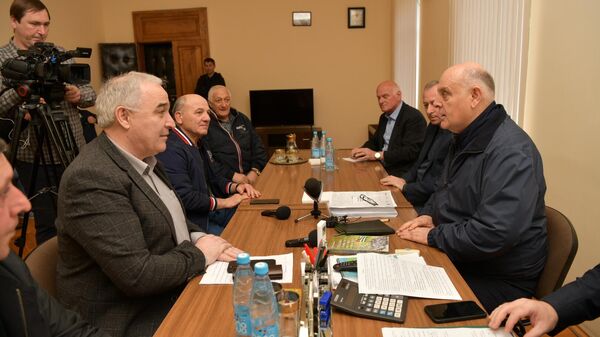 Аслан Бжания проводит совещание в администрации ткуарчалского района - Sputnik Аҧсны