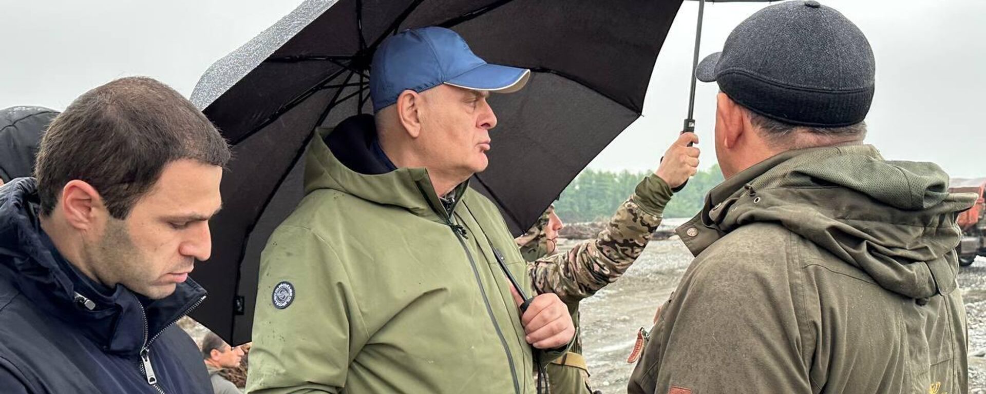 Президент Абхазии Аслан Бжания  посетил место проведения берегоукрепительных работ на реке Кодор - Sputnik Абхазия, 1920, 08.05.2023