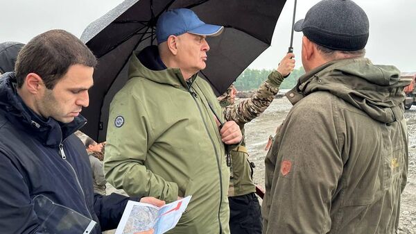 Президент Абхазии Аслан Бжания  посетил место проведения берегоукрепительных работ на реке Кодор - Sputnik Абхазия