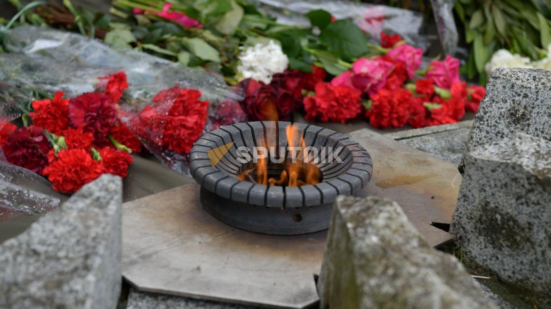 У памятника Неизвестному солдату на Набережной махаджиров в Сухуме зажгли Огонь памяти - Sputnik Аҧсны, 1920, 09.05.2023